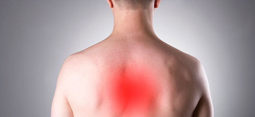 Bolest je hlavním příznakem osteochondrózy hrudníku