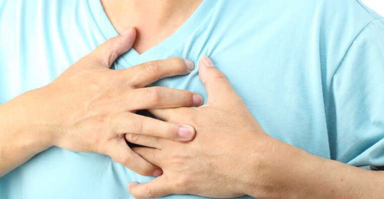 Hrudní osteochondróza se často projevuje jako bolest v oblasti srdce